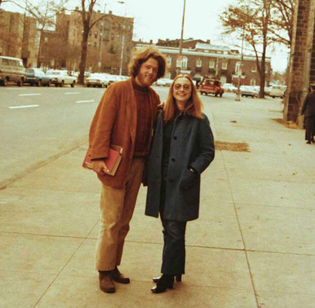 Экс-госсекретарь США Хиллари Клинтон и бывший президент страны Билл познакомились в 1971 году, когда были студентами Йельской школы права. Четыре года спустя они поженились