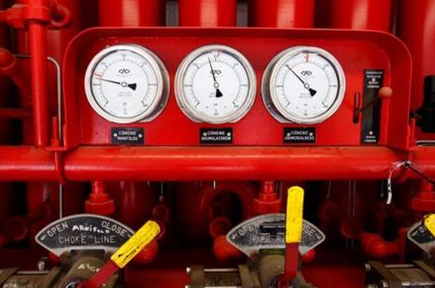 Pressure gauges are seen at a shale gas fracking facility belonging to Poland's PGNiG near the village of Rybakowo, May 21, 2013. Hopes that Poland could lead a U.S.-style shale gas boom in Europe are fading fast as energy companies say red tape is delaying commercial output and Warsaw's draft proposals to cut bureaucracy do not go nearly far enough. Picture taken May 21, 2013. REUTERS/Peter Andrews (POLAND - Tags: BUSINESS POLITICS ENERGY)