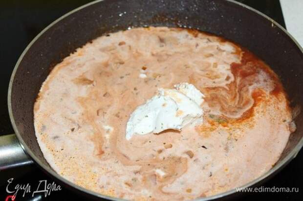 Добавить ложку творожного сыра и сливки.