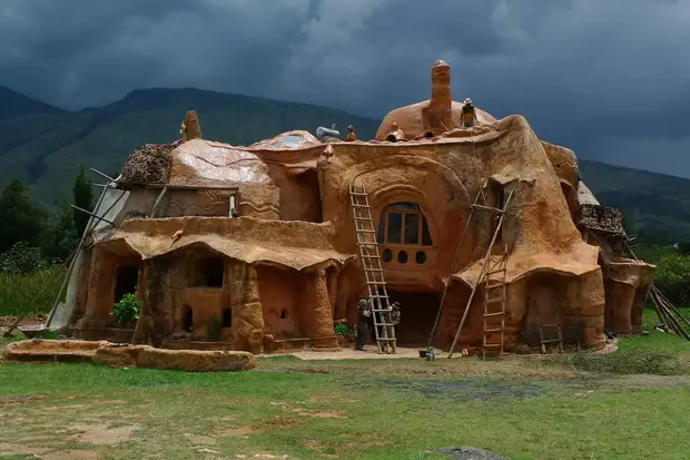 Дом из глины и соломы. Экологическая идея строительства