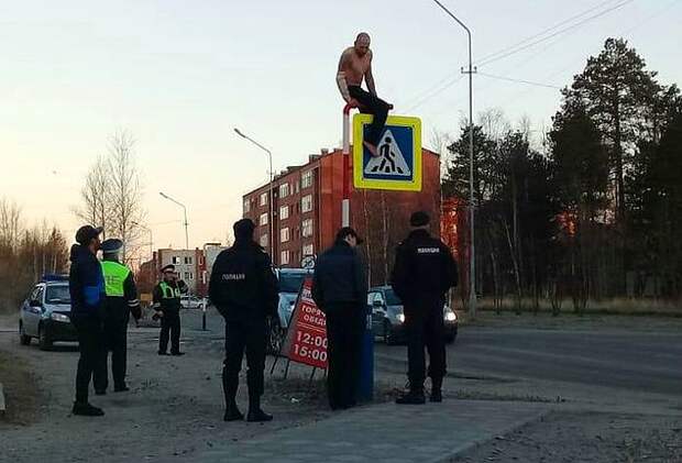 Пол — это лава. Вон, видите, внизу его поджидают лавовые монстры