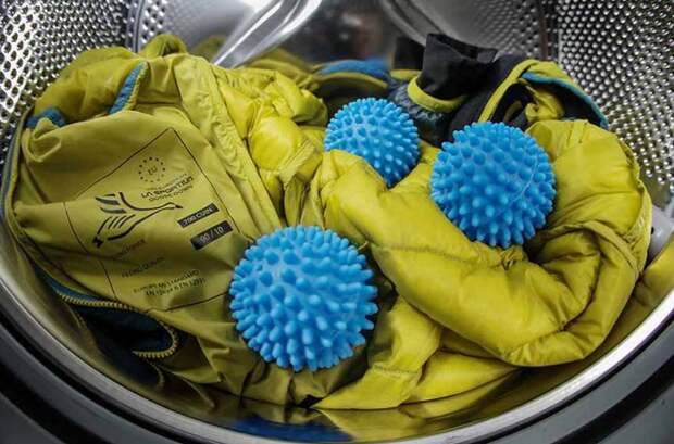 Специальные шарики для стирки пуховиков предотвращают сбивание наполнителя / Фото: domovei.com