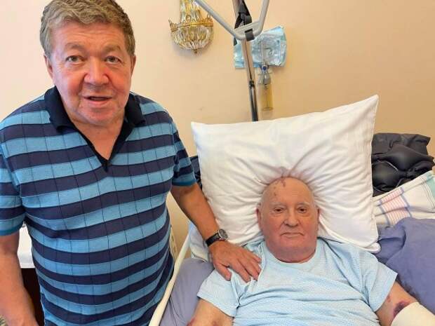 На руках нет живого места: жуткое фото 91-летнего Горбачева из больницы слили в Сеть