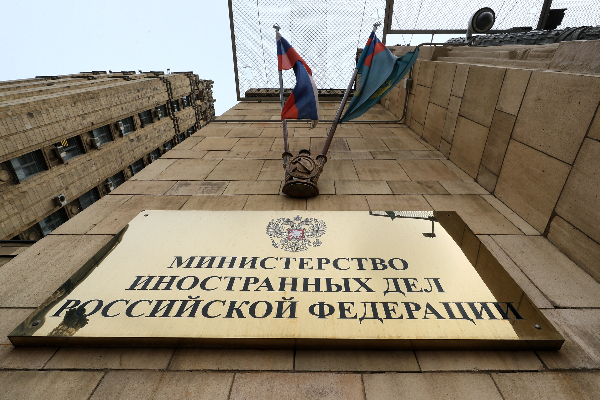 «Форменное безобразие»: как в День Победы в Латвии закрыли доступ к памятнику освободителям Риги