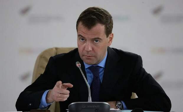 Медведев раскритиковал умную колонку «Алиса» за уход от вопросов про Украину