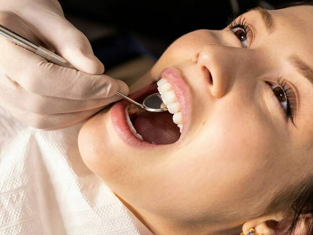 Стоматолог назвала частые ошибки при уходе за зубами