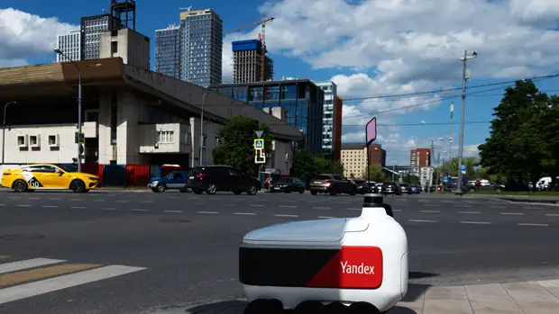 "Яндекс" сообщил, что водители не обязаны уступать дорогу их роботам