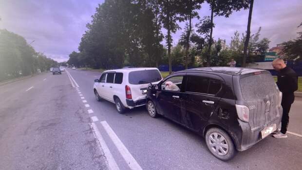 Женщина с ребенком в салоне автомобиля врезалась в стоящую машину в Уссурийске