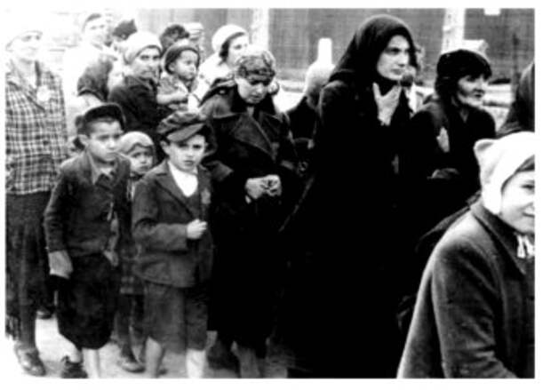 Польша, май 1944 года. Еврейские женщины и дети из Венгрии на пути в газовые камеры в Освенциме-Биркенау