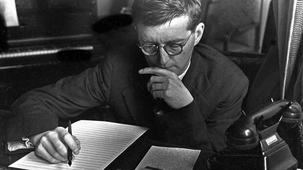 Композитор Дмитрий Шостакович за работой, 1943 год Фото: РИА Новости/Михаил Озерский