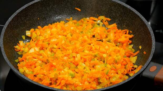 А в сковороду наливаем растительного масла и выкладываем лук с морковью и сельдереем. Жарим их до золотистости.  