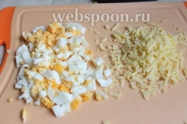 Охлаждёные яйца нарежем, а сыр натрём на тёрке.