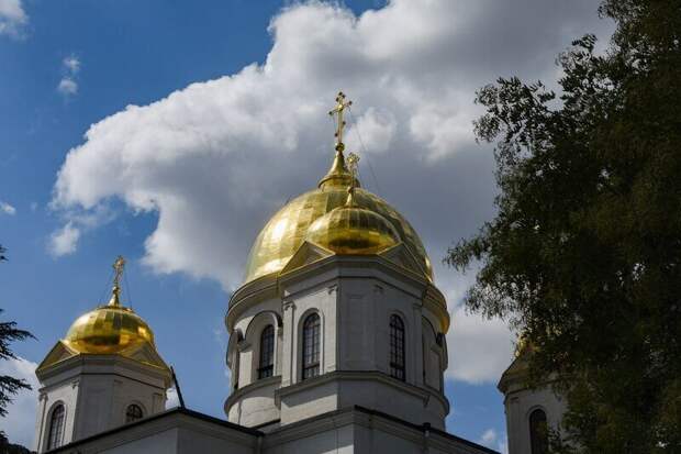 Священник рассказал, зачем освещать дома и автомобили