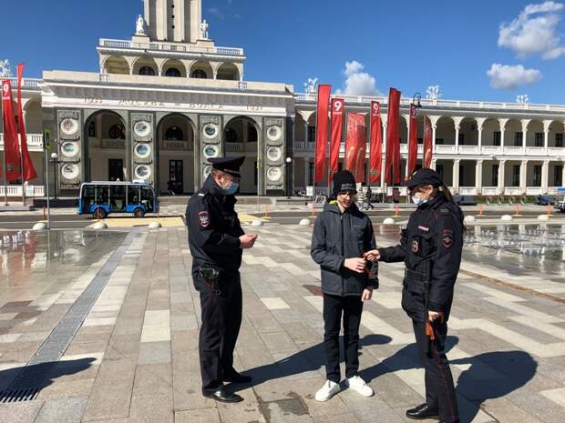 На Северном речном вокзале провели акцию «Георгиевская ленточка»