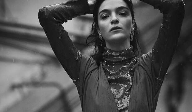 ПЛАТЬЕ, Valentino; СЕРЬГИ PLUIE DE CARTIER, Cartier High Jewelry (БЕЛОЕ ЗОЛОТО, БРИЛЛИАНТЫ)