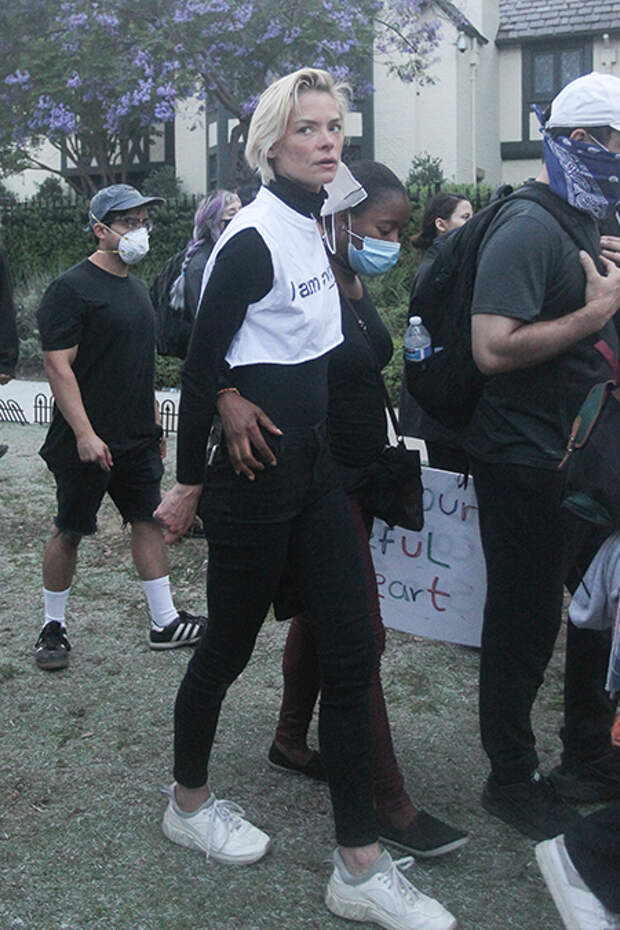 Бен Аффлек, Кристен Стюарт, Кара Делевинь присоединились к протестам в Лос-Анджелесе