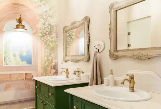 Красивая фреска в интерьере ванной комнаты, оформленной в стиле прованс