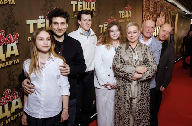 Мария Аронова впервые за долгое время вышла в свет с мужем, детьми и внучкой: фото