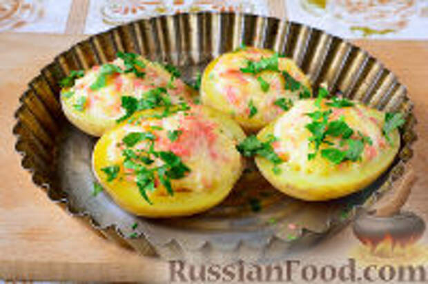 Фото приготовления рецепта: Картофель, фаршированный сыром и колбасой - шаг №9