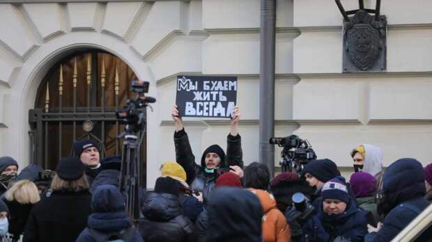 Клубу пропагандистов борьбы с "плохой Россией" пора домой