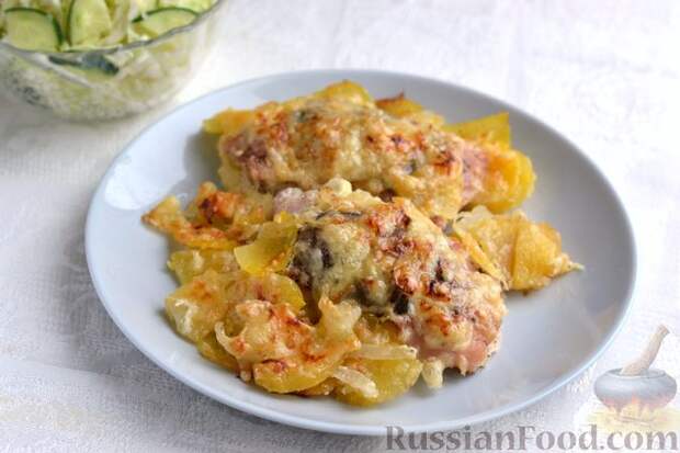 Фото к рецепту: Куриные бёдрышки, запечённые с картофелем в сливках