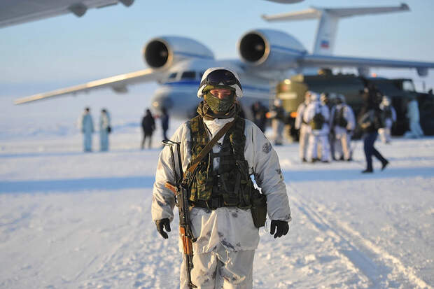 Земля Франца-Иосифа. Российские десантники на аэродроме во время учений.