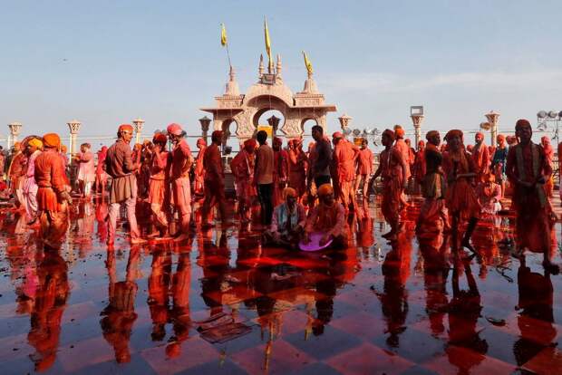 Красочный фестиваль Lathmar Holi в Индии