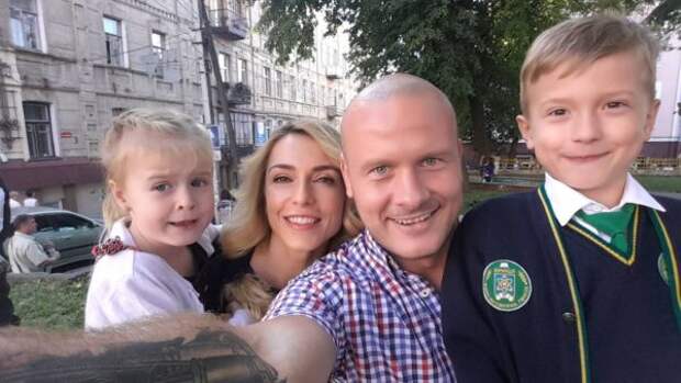 Вячеслав Узелков с дочкой Оливией и сыном Робертом
