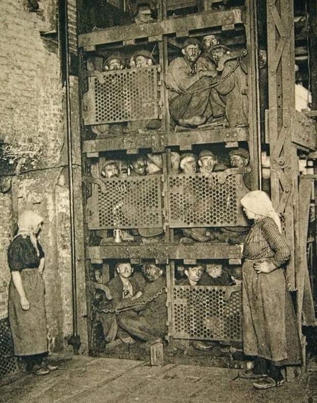 21. Бельгийские шахтеры в лифте, перед спуском в шахту, 1900 год. история, фото
