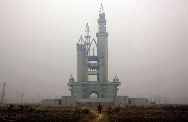 Заброшенный парк развлечений недалеко от Пекина