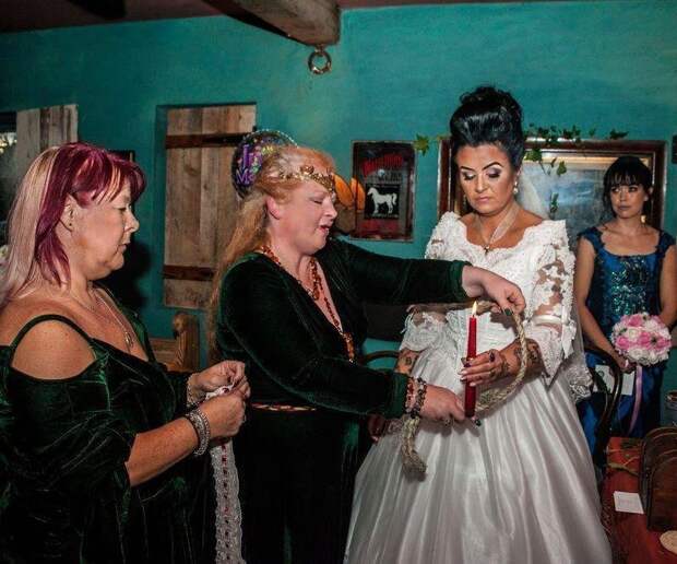 Ирландка вышла замуж за призрака Джека Воробья: "Духовный секс лучше физического" в мире, джек воробей, ирландка, история, люди, невеста, свадьба