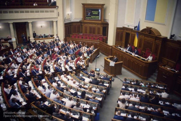 Зеленский пригрозил роспуском Рады, если депутаты "Слуги народа" будут друг друга "есть"