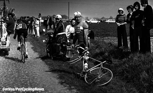 Raymond Poulidor lek in Parijs-Roubaix. foto Cor Vos©