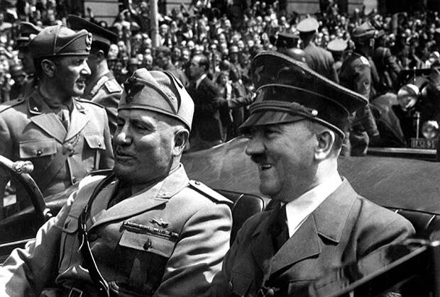 Адольф Гитлер и Бенито Муссолини в Мюнхене