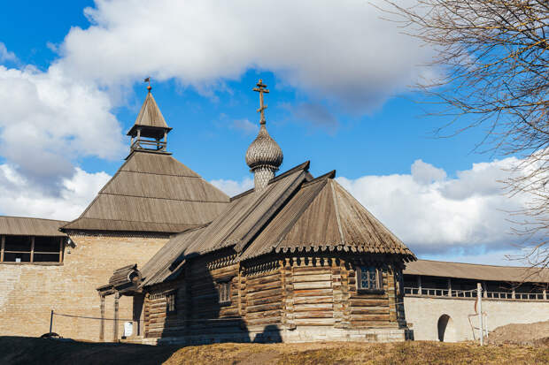 Крохотная церковь Дмитрия Солунского XVII века сейчас служит  музеем 