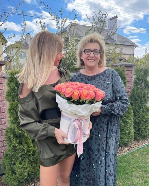 Леся Никитюк поздравила маму Кэт с Днем Матери