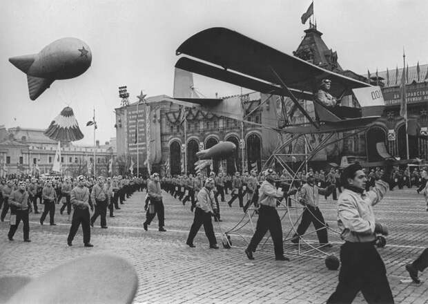 На Красной площади. Фото Анатолия Егорова. 7 ноября 1957 года.jpg