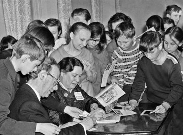 Писательница со своими любимыми читателями | Фото: biography-life.ru Писательница со своими любимыми читателями | Фото: biography-life.ru