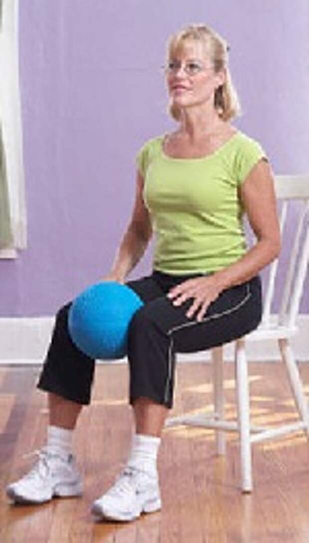 Сядьте на стул и сожмите мяч между коленей так сильно, как сможете - сосчитайте до 5 и затем расслабьте ноги.