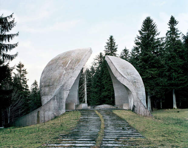 Памятник революции, возведенный в Боснии и Герцеговине