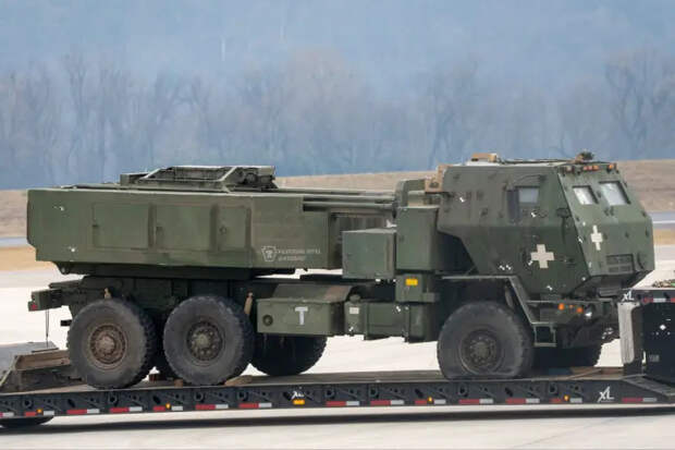 В Сети появились кадры выгрузки двух повреждённых РСЗО HIMARS ВСУ, отправленных на ремонт в США