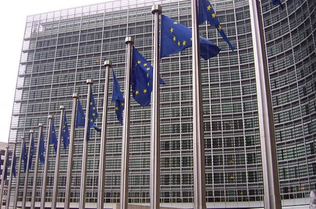 Сакс: ЕС отрезал себя от РФ, а теперь США отстраняются от Европы