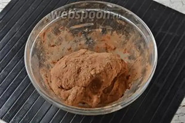Меньшую часть теста соединить с просеянным какао (1 ст. л.). Вмешать какао в тесто.