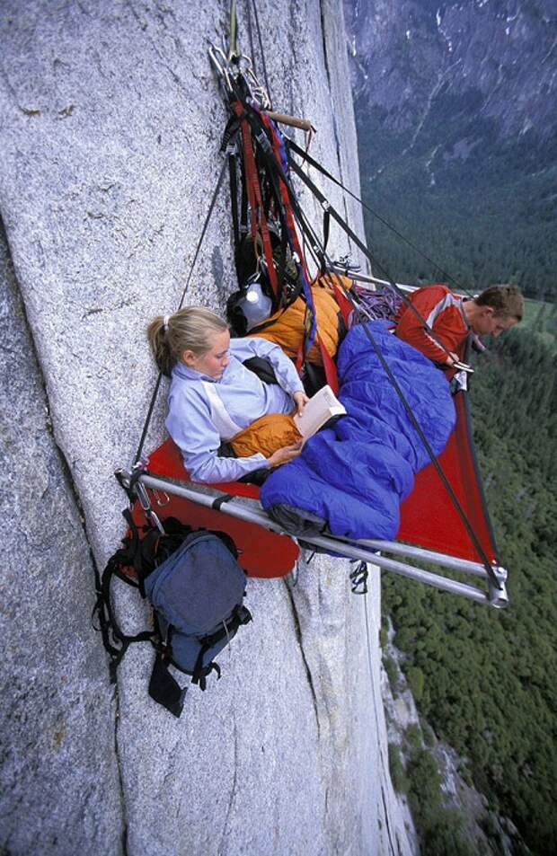 Отчаянные альпинисты отдыхают на прямо на скале.