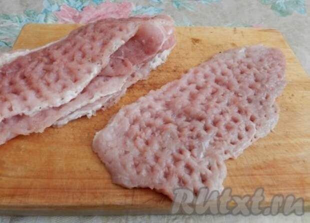 Мясо вымыть, просушить. Каждый кусочек свинины посолить, поперчить и отбить.