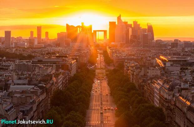 невероятно красивый закат в Париже