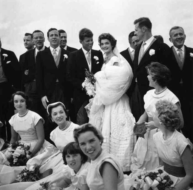 Свадьба Джеки Кеннеди и Джона Ф. Кеннеди, 1953 год. \ Фото: brides.com. Свадьба Джеки Кеннеди и Джона Ф. Кеннеди, 1953 год. \ Фото: brides.com.