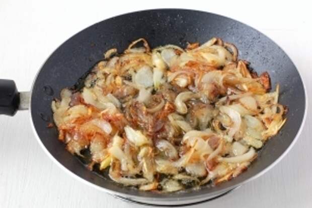 В готовый лук добавить мёд, уксус, поперчить и посолить по вкусу. Прогреть 1 минуту.