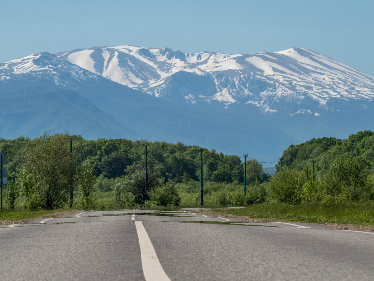 Дорога в село Черниговское, вдали нагорье Лагонаки. Здесь и далее в статье фото автора, 13.05.2021 г.