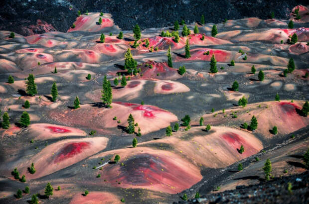 Разноцветные вулканические дюны, расположенные в национальном парке Лассен-Волканик. США, штат Калифорния.